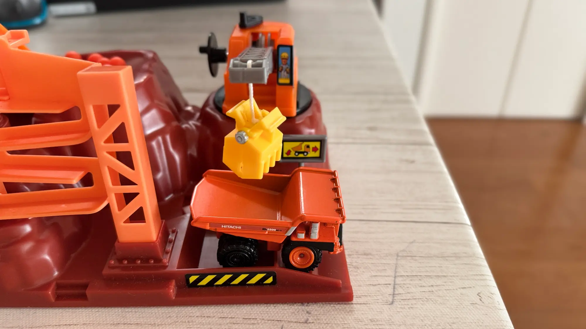 トミカの建設現場セットの積み込み