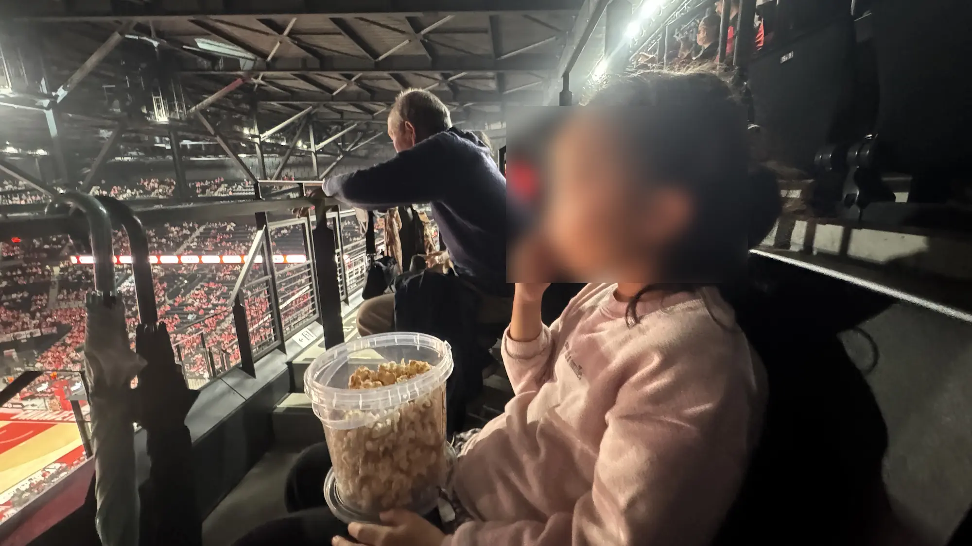 子連れで行った千葉ジェッツ戦を見る７歳の娘