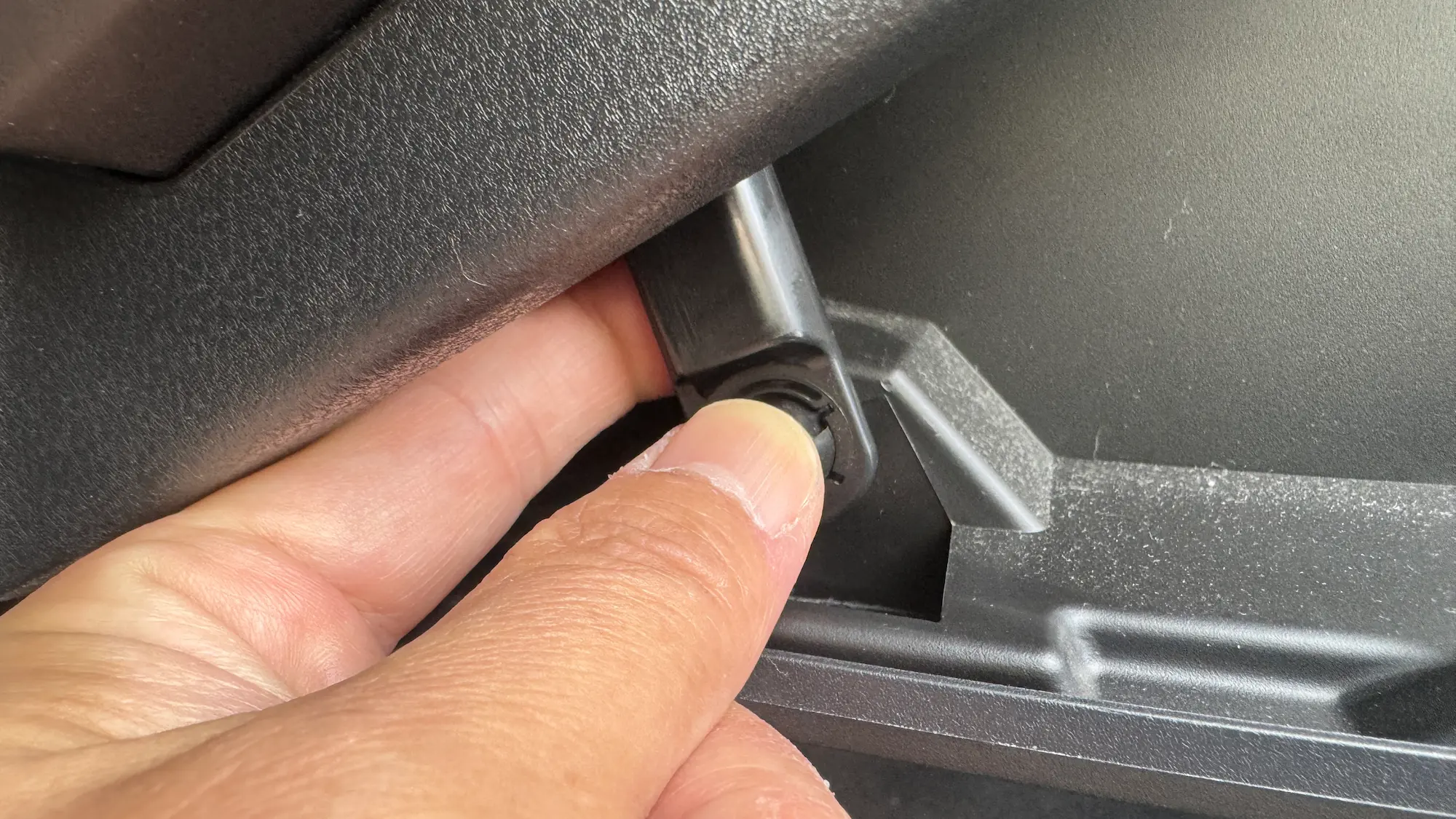 フォレスターのエアコンフィルター交換で外すダンパーの突起を押す