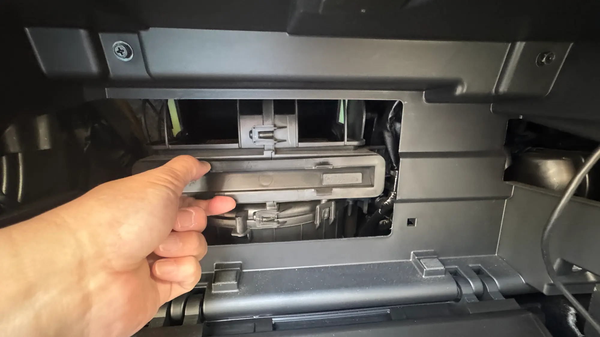 フォレスターのエアコンフィルター交換でフィルターを抜く