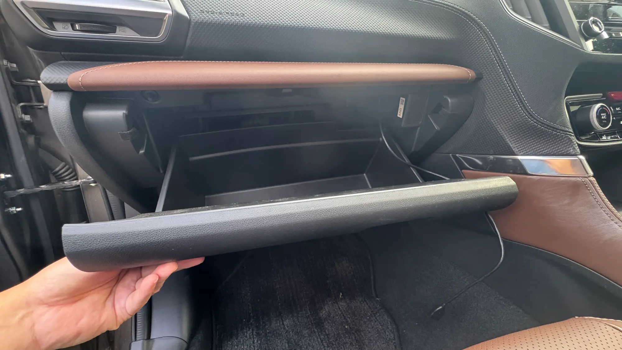 フォレスタ―のエアコンフィルター交換でグローボックスを戻す