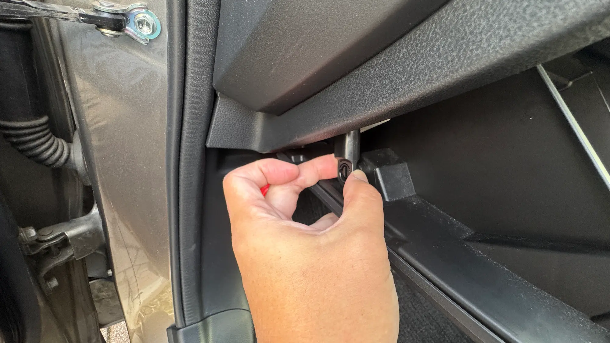 フォレスタ―のエアコンフィルター交換でダンパーを戻す 