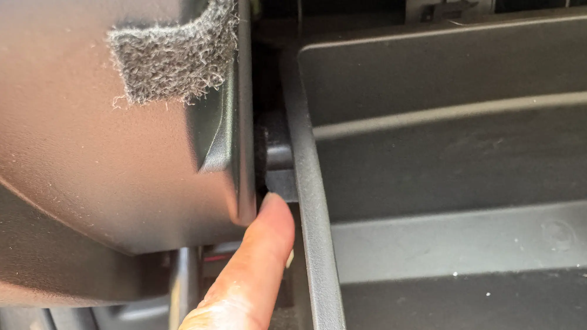 フォレスターのエアコンフィルター交換で外す左側の突起