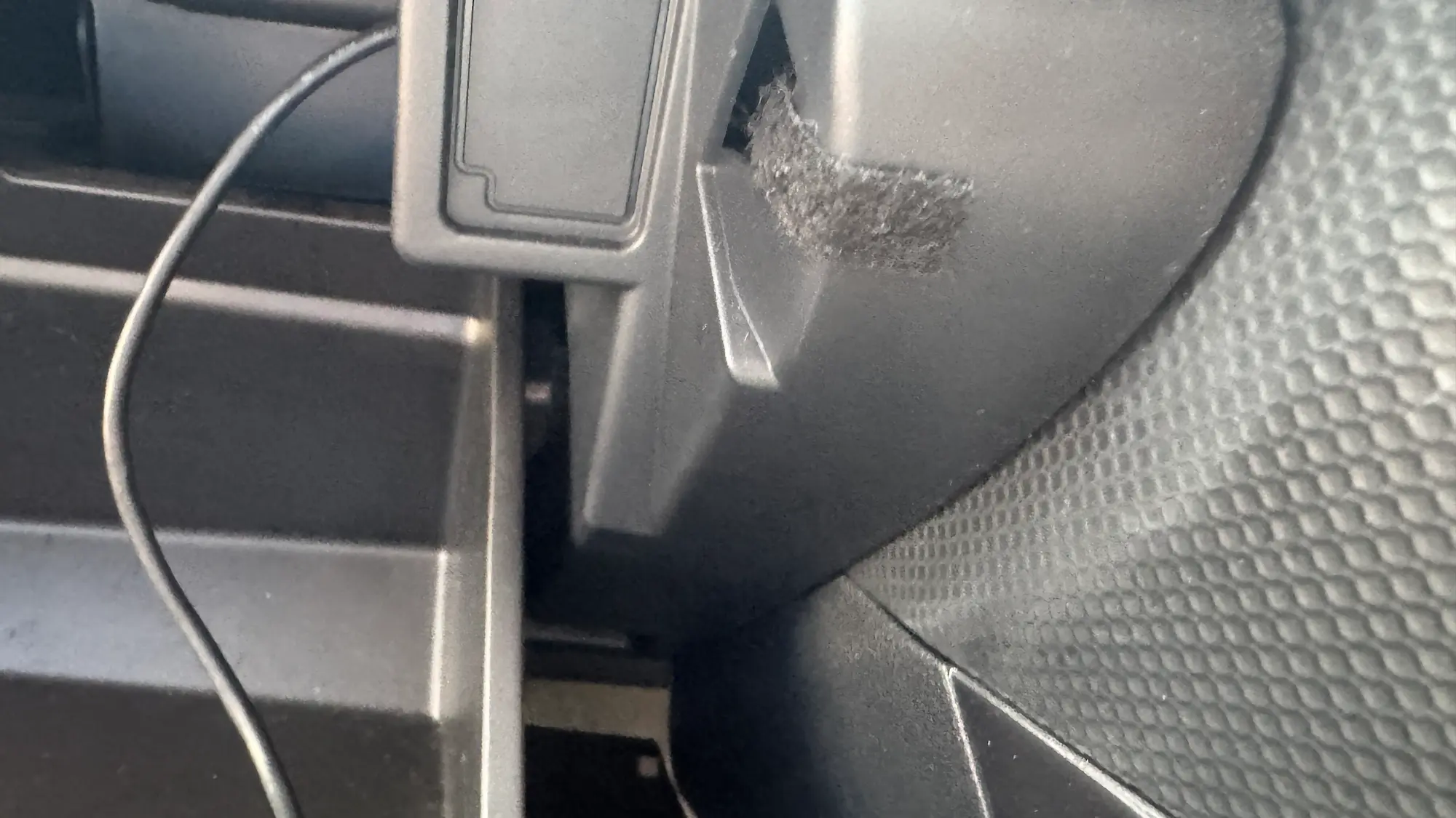 フォレスターのエアコンフィルター交換で外す右側の突起