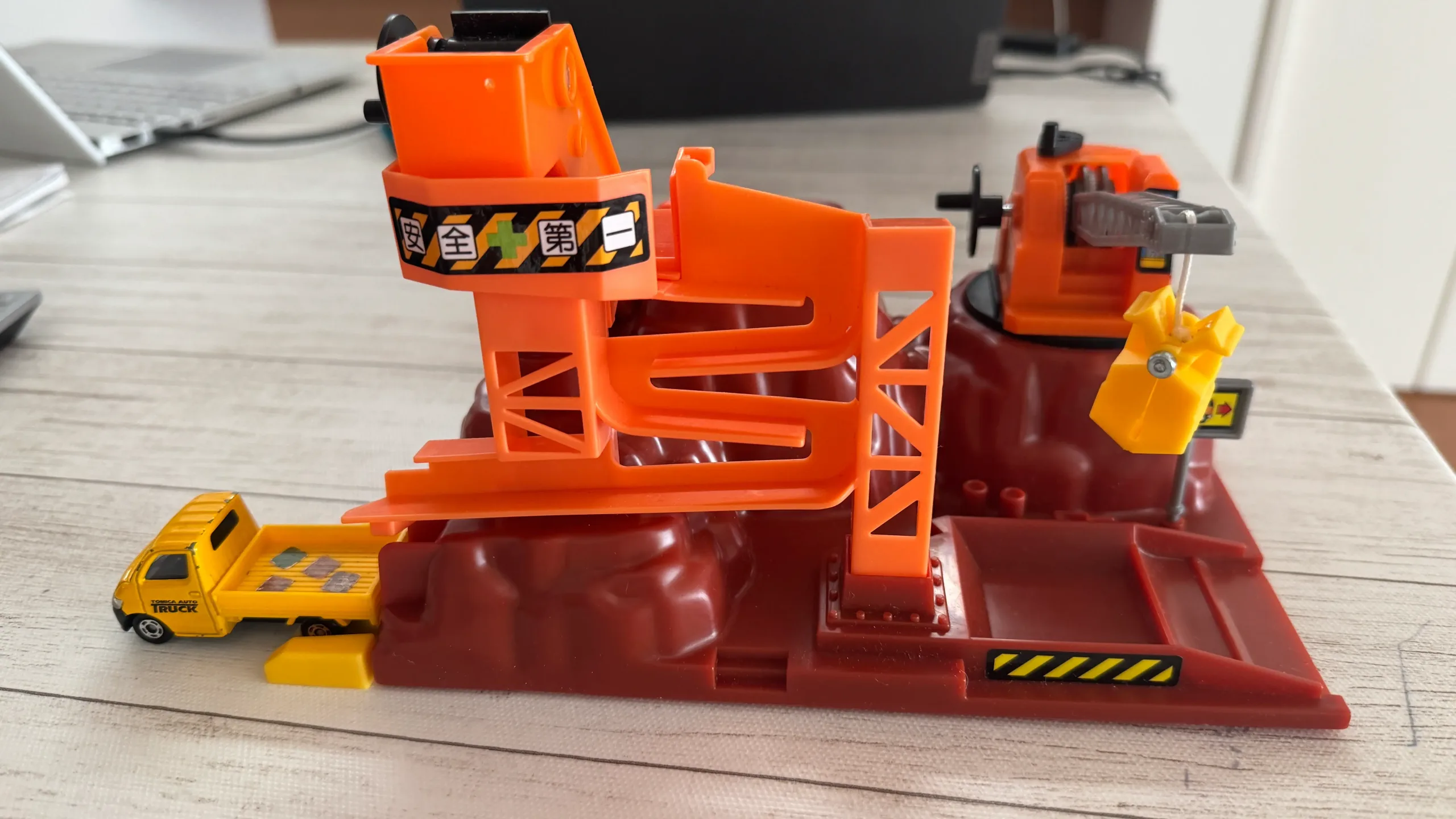 トミカの建設現場セットの駐車場