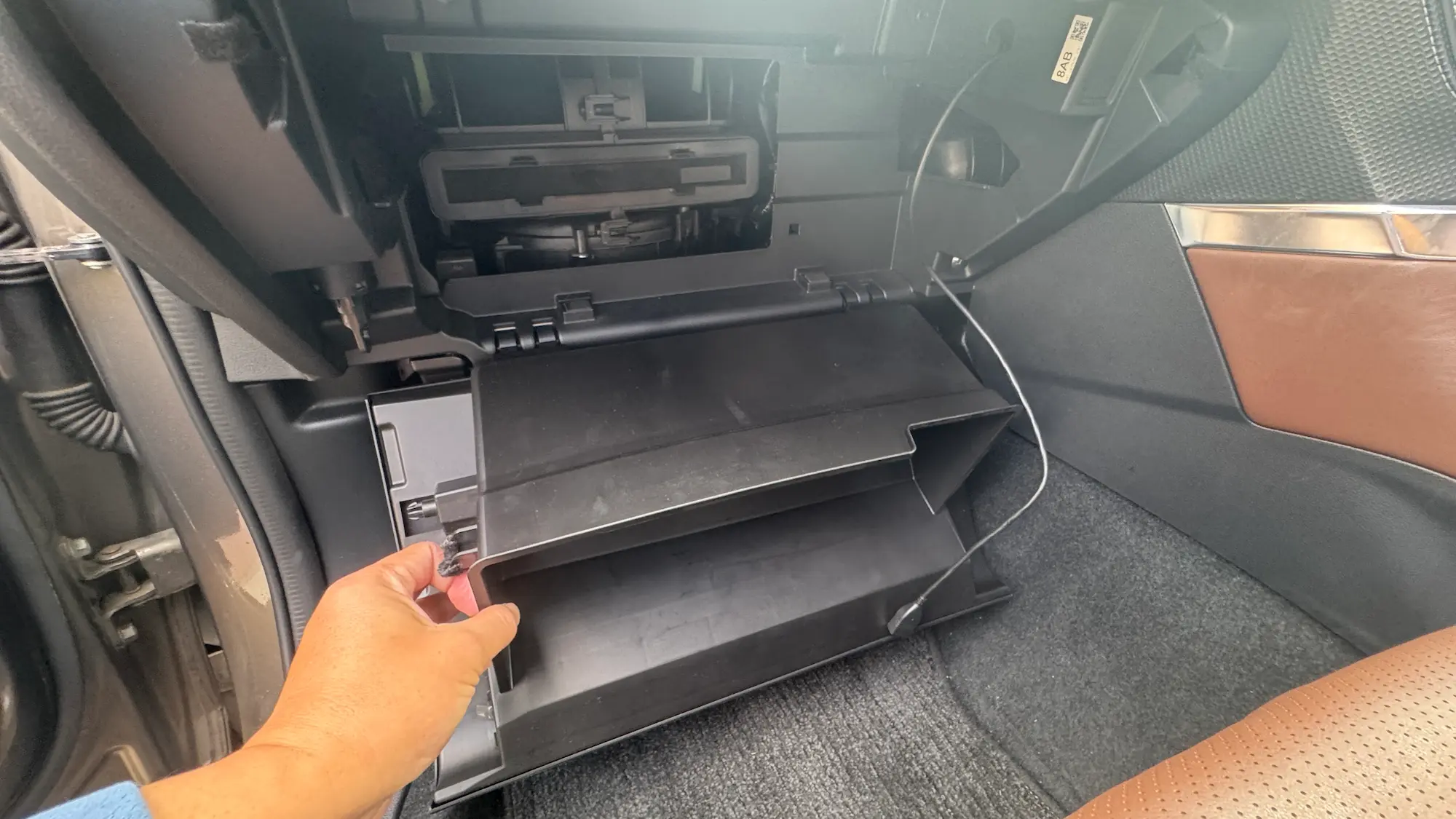 フォレスターのエアコンフィルター交換で外れたところ