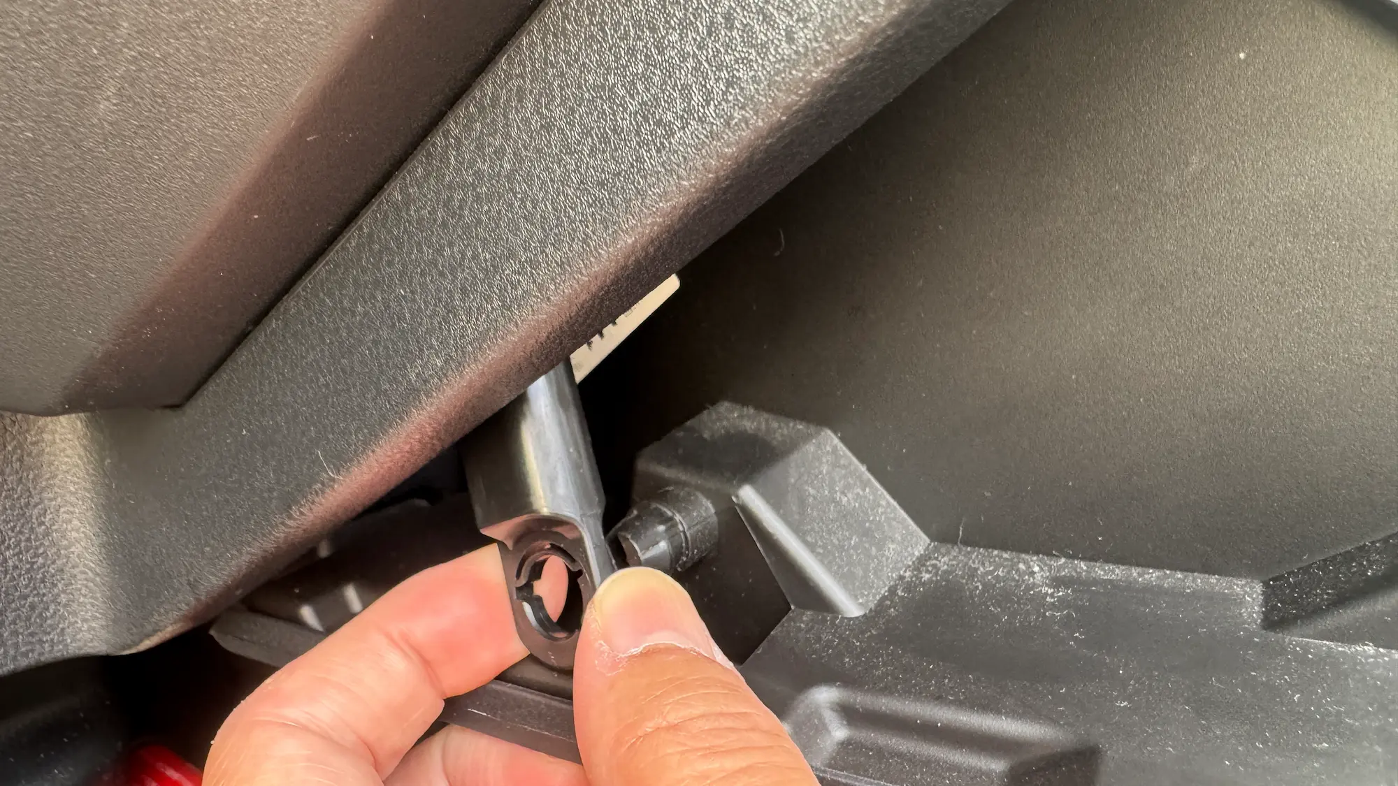 フォレスターのエアコンフィルター交換で外すダンパーの突起を押して外れる