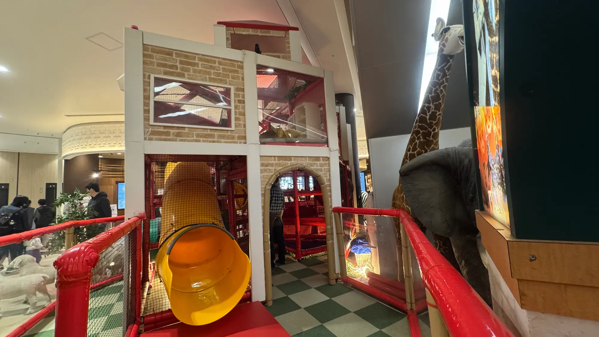 ズーアドベンチャー幕張新都心の側面