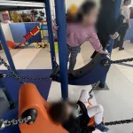 アソブ―ン川口の遊具で遊ぶ子供達