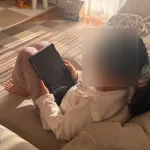 ファミリーリンクの設定されたタブレットで楽しむ娘