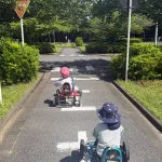 花見川緑地交通公園でゴーカートを楽しむ子供達